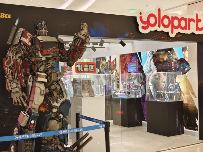 YOLOPARK Transformers-Themed Pop-Up Store Lands in Chengdu: 2.2m Statue Ignites the Local Model Toy Scene
